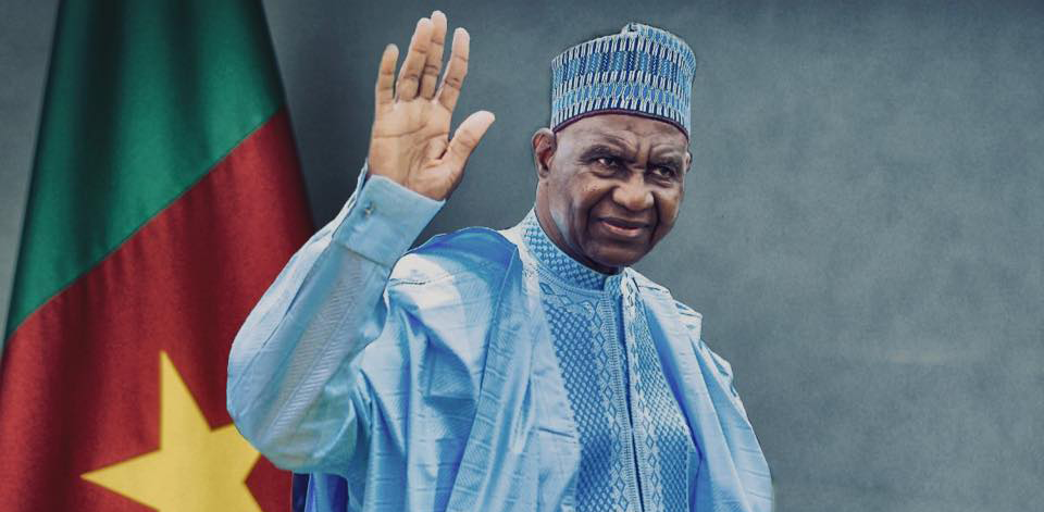 Bello Bouba Maïgari Photo de couverture facebook. Bello Bouba Debout avec le drapeau vert rouge Jaune du cameroun.